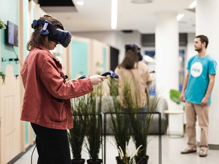 Girl playing vr at The Park Playground Brussels